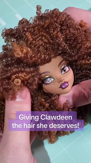 Transforming Clawdeen's Hair with Curly Styles