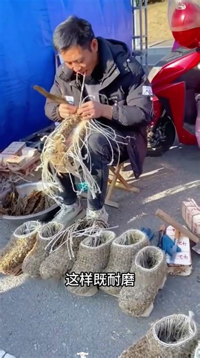 大爺編草繩鞋，輕便暖和勝過棉鞋，零下二三十度都超禦寒！#手工草鞋