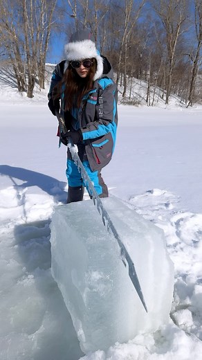FIRE from ICE 🔥🧊 You will need clean ice from which to make a magnifying glass and then light the tinder. This is a very interesting method, but difficult to implement! #camping #survival #bushcraft #outdoors #lifehack #winter | Marusya Shiklina