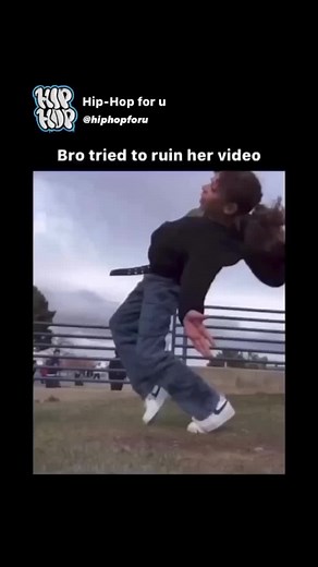 SHE’S UNTOUCHABLE 😭 #HipHopforu #dance #foryoupage #meme #rap #hiphop #music #dancebattle #rapbattle #battlerap #concert #sing #singing #dancing #beats #stream #streamer #live #trending #foryou #fy #fyp #viral #love #edit #funny