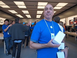 New Apple Store Draws Crowd for Free T-Shirts