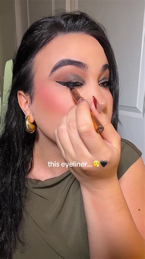 Master Eye-catching Eyeliner Techniques