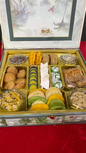 Lala Ram Kishan Dinesh Kumar Sweets on Instagram: "Shudh desi ghee bhaji boxes by RKDK Sweets — a rich start to every wedding celebration. 🤎✨ . . . #RKDKSweets #WeddingBhaji #ShudhDesiGhee #WeddingSweets #IndianWeddings WeddingGifting ShaadiSpecial PureTaste TraditionalSweets"