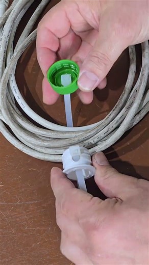 케이블 정리 끝판왕! 뚜껑으로 만드는 초간단 타이Ultimate Cable Organizer! Easy Cap Tie Hack