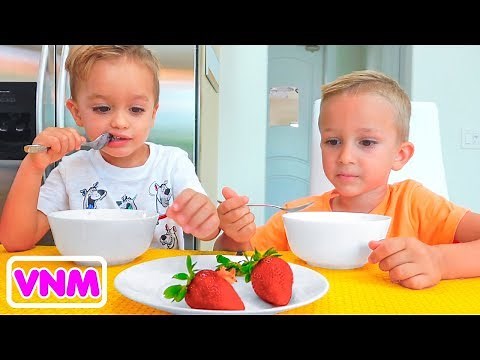 Vlad và Nikita trốn và tìm trái cây trong trang trại