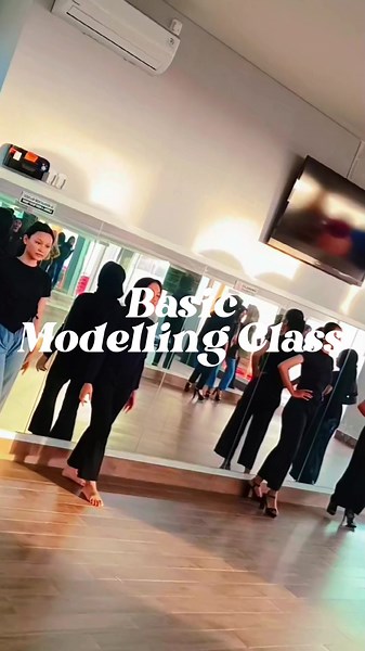 Pertemuan Pertama , basic modelling Class with Batch 6. welcome girls, selamat berlatih 🤍 untuk info pendaftaran bisa langsung chat di bio📍#modelbojonegoro #modelagencybojonegoro #modelagency #modelingclassbojonegoro #modellingclass #bojonegoromodel #bojonegoromodellingcourse