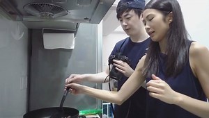 19K views · 836 reactions | 大家能感覺到他有多煩嗎 這個助廚能幫到一點忙 但如果不給我添亂會更好 哈哈 按以下連結可以看更多啊珞 https://youtu.be/P4R-y54LPTc #大洪小怡 | 湯怡 Kathy | Facebook
