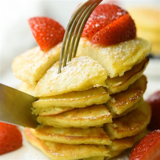 These soft and fluffy coconut flour pancakes are so quick and easy to put together! | Sugar Free Londoner - Low Carb Recipes