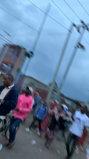 Petite-Barrière GOMA: Chers jeunes de Goma, lorsque vous avez un programme de vous amuser à Gisenyi et que vous traversez moyennant un jeton de visite au Rwanda, Vérifiez à chaque fois vos montres. Lorsqu’il sonne 18h juste, on ferme la petite barrière (la seule qui permet le mouvement transfrontalier pour ceux qui sont munis des jetons). Une fois la frontière fermée, vous risquez la prison. Cette vidéo montre comment ceux qui habitent au Rwanda se précipitent avant la fermeture de la frontière 