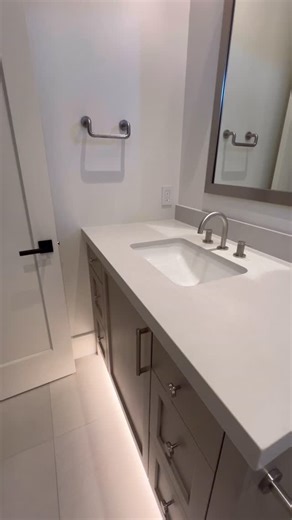 Quartz shower walls are a popular choice for modern bathrooms due to their elegance, durability and low maintenance. #quartz #interiordesigner #custombuild #seamless #wrapwindows #custombath #cleanlook #modernbathrooms #bathinspo #showerdesign | Eclat Countertops, LLC