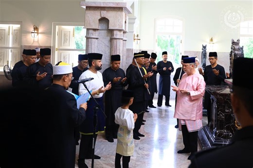 King visits Johor Royal Mausoleum to mark Hari Hol