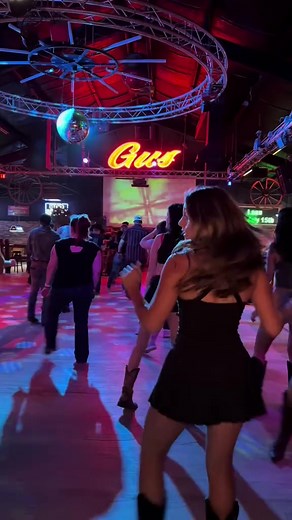 Um these linedances seem to be getting groovy. I like it. #rodeo #linedance #linedancing #countrydancing | Country Dancing