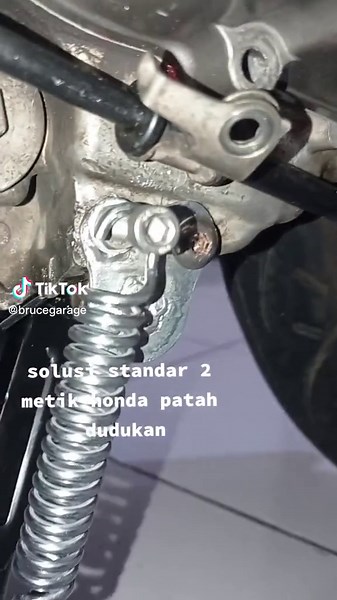 solusi penyakit dudukan standar 2 motor metic Honda patah.bisa dibuat 1 lubang snay drat untuk dudukan bautnya.dan lubang bawaan sudah ada 1 titik.