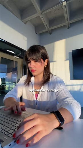 Fer Torres on Instagram: "¿Conocías la diferencia entre ingeniero de software y programador? 👩🏻‍💻 El programador se enfoca en escribir código para resolver problemas específicos. 🤓 El ingeniero de software diseña, planifica y construye sistemas completos de software, pensando en escalabilidad, arquitectura y mantenimiento. • El programador responde al “cómo hacerlo”. • El ingeniero de software responde al “qué y el por qué hacerlo”. 💼: • Un programador pue