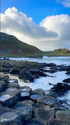 🪨 Giant’s Causeway in Northern Ireland: a landscape rich in folklore and scenic coastal cliffs