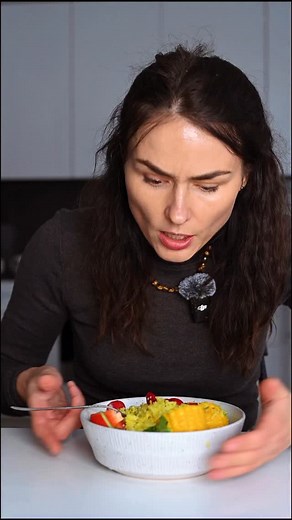 Įsisąmoninta mityba - tai dažniau sustoti ir pastebėti save. Net ir valgymo procese pastebėjus greitą valgymą, visada galima sulėtinti tempą. O greitas valgymas - vienas iš prasto virškinimo ir nutukimo elementų. Todėl gal verta turėti technikų, kaip sulėtinti save? Apie tai ir daug daugiau.. apie mitybos edukaciją, dėmesingumo praktikas, jogą, kvėpavimą ir įpročių kūrimą- bus mano Online kurse nuo sausio 12 dienos. Prisijunk🤗 Parašyk ir atsiųsiu informaciją 🤗 Ir kaip ar būdingas tau greitas v