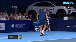 Au moins, le terrain n'a rien... 😅 Félix Auger-Aliassime a remporté le premier set de cette finale. 💪 #RTLsports | RTL sports