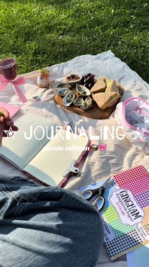 quoi de mieux que de faire du journaling dans un parc? en dégustant un bon picnic 🧺🎀 entendre les oiseaux chanter, les enfants rigoler et sentir le soleil sur sa peau mêlé à la douceur des petits courants d’air 🥹🫶🏼 #junkjournal #junkjournaling #scrapbooking #craftygirl #asmr