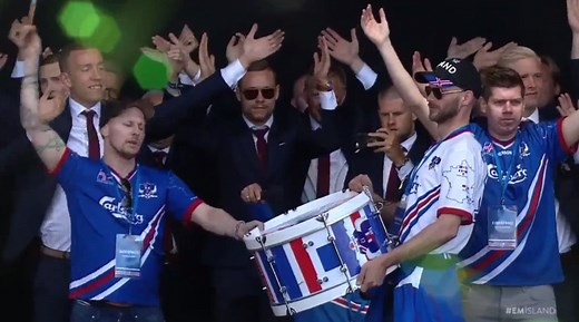 Clapping géant pour les joueurs islandais à Reykjavik