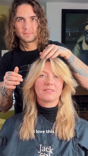 Jack Mead - Hair transformation specialist on Instagram: "“I WANT A WASH AND GO HAIRCUT” 🫡 This was my first time cutting Nadia’s hair and it was lovely. We spoke about how a haircut really is so much about the energy it holds and how you present that energy when you wear it. This haircut is all about working with Nadia’s natural hair to try and make it as easy as possible for her to leave naturally day to day. I recommended just putting a light curl cream when the hair is wet to define her cur