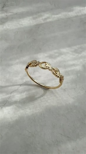 Miki｜Jewelry Maker on Instagram: "一本の指輪ができるまで。 削って、整えて、磨いて。 静かな時間の積み重ねで、形になります。 完成の瞬間までを、少しだけ。 #指輪制作 #ジュエリー制作 #ハンドメイドジュエリー #制作風景 #ringmaking"