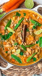 🧡THAISE MASSAMAN CURRY MET KIP🧡recept👇 Heb je ooit die romige, kruidige Thaise Massaman curry met kip geproefd? Wij zijn er echt helemaal dol op. 😋 En nu Mariëlla net drie weken lang door Thailand heeft gereisd en van alles heeft geproefd, was het natuurlijk tijd om die smaken thuis opnieuw tot leven te brengen.👌🙌 Aan de slag: 🥘300 gram kippendijen 🥘1 uien 🥘Scheutje sesamolie 🥘70 gram massaman curry pasta 🥘1 cm geraspte gember 🥘5 kardemompeulen 🥘100 gram wortel 🥘2 Vastkokende aarda