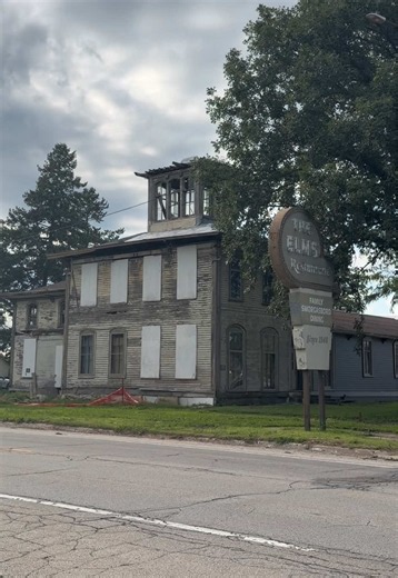 I was driving down a country road in El Paso, Illinois (did you know Illinois had an El Paso??) and this dilapidated, Victorian mansion — which once housed a motel and popular local restaurant — caught my eye. So, naturally, I had to do a deep dive on its history! #oldhouse #abandonedplaces #motel #vintagehome