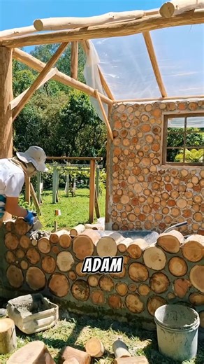 Pollyanna on Instagram: "Kanadalı Yöntemle Ev İnşası! 🌲🔨✨ Bu videoda, ev inşası, Cordwood Construction ve kütük duvar yapımı gibi sıra dışı bir yöntem gösteriliyor. 🌲🏡 Harçla birleştirilen kütükler sayesinde hem sağlam hem de estetik duvarlar elde ediliyor. Ahşap mutlaka kurutulmuş olmalı, aksi halde çürüme riski var. Bu teknik, doğal malzeme kullanımı, sürdürülebilir ev yapımı ve yenilikçi yapı yöntemleri konularına ilgi duyanlar için mükemmel bir örnek. #keşfet #ilginç #bilgi #ilginçbilgil