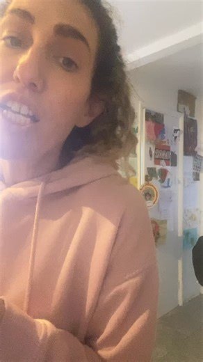 For tomorrow’s bonfire & firework session, I’ve been busy creating some special sensory shakers! 🥁 For toddlers, a bottle with coins makes a fun, loud noise—but for our babies, I’ve made a gentler version. By adding tin foil and metal scours alongside the coins, we create interesting sounds without overwhelming their tiny ears. 👶 Babies’ ears are still developing, and their auditory system is incredibly sensitive. Gentle, varied sounds like this help with: • Early auditory development • Concen