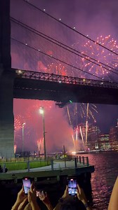 Amazing fireworks exploding over the Brooklyn Bridge 🎆🌉 #BrooklynBridge #NYCFireworks #NYCSkyline #NewYorkCity #NYCNights #NYCVibes #CityThatNeverSleeps #CelebrateNYC #ExploreNYC #IconicNYC | New York Vibes