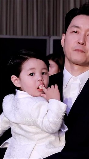 おやつを食べながら待機中のシム・ヒョンタク＆ハル🤵🏻👶🏻🩵