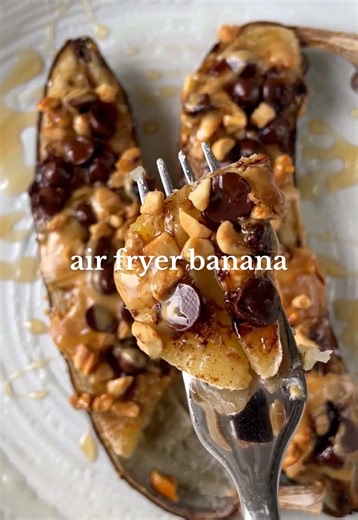Air-fried Banana 🤤🍫🍌 Perfect for when you're craving something sweet but feeling kinda lazy! You could even serve this with some vanilla ice-cream for a special someone this week... 👀❤️ Ingredients 1 medium banana 1-2 tsp sweetener of choice (rice malt, agave, maple... can even omit if your banana is really ripe!) 1/4 tsp cinnamon 2 tbsp roasted peanuts, chopped 2 tbsp choc chips 1 tbsp natural peanut butter Method 1. Slice the banana down lengthways and place into your air fryer basket (lin