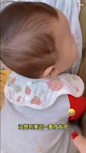 萌娃躲在角落偷吃苹果，真是太可爱了