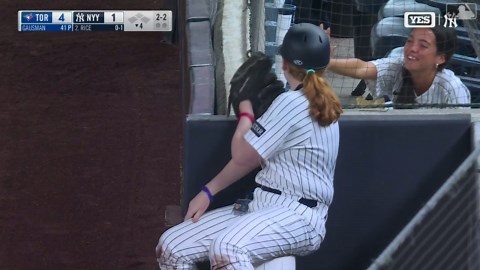 Yankees' ball girl makes impressive diving catch