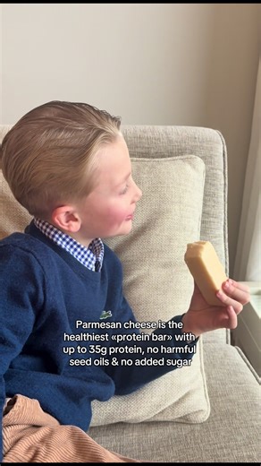 Stop falling for the protein bar scam! It’s nothing but big 💰💰business, built around selling «easy solutions» to people who’ve been convinced they don’t have time for real food.. Most protein bars are factory-made, UP-products, often formulated with highly refined seed oils that may promote inflammation, especially when they’ve been heated to very high temperatures. This kind of processing can lead to oxidative byproducts and unhealthy fat structures that the body simply isn’t designed to hand