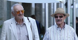 Užialený: Spisovateľ Tomáš Janovic stále smúti za Milanom Lasicom. „Je to naozaj zlé," hlesol
