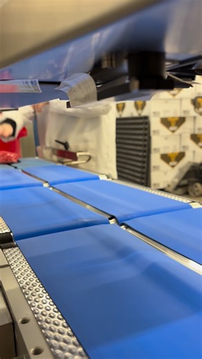 Ground hamburger making its way on the belt to get weighed and a label put on it. That label has our name and details on it, what the product is, date it was packaged, our establishment number, the weight, safe handling instructions, and more! #usdafederallyinspected #beefplant #yellowstoneriverbeef 📞701-577-6328 (MEAT) 💻www.yellowstoneriverbeef.com 📍6 East Dakota Parkway 🛣️Williston, ND ⏰ 8:00 am - 6:00 pm CST (M-F) ⏰10:00 am - 2:00 pm CST (Saturday) 📋USDA Federally Inspected 🇺🇸Locally b