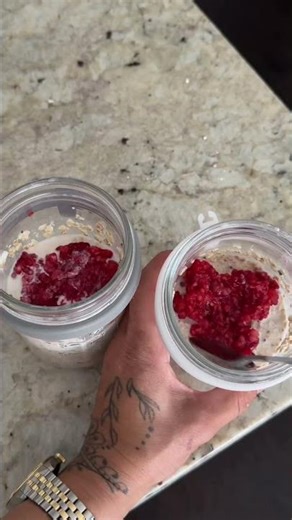 Raspberry cheesecake overnight oats ￼