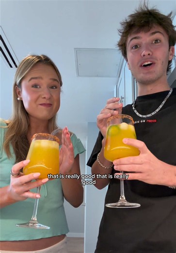 #FLRTpartner mocktails with my bestieeee!!! 🩷🤗 trying to find more fun ways to spend time together and this is my new fav 🤌 @FLRT Energy #FLRTeveryday #mocktail #poolday #collegegirl