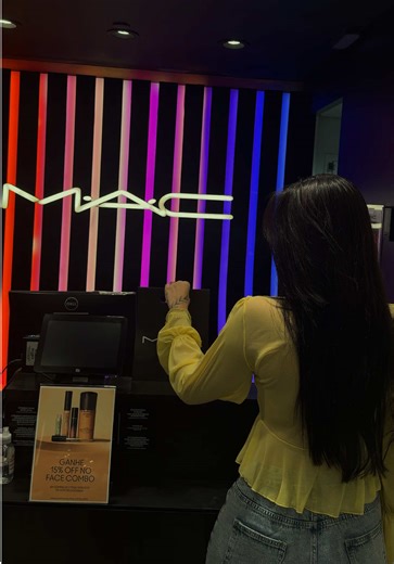 Passei na M·A·C sem muita intenção… só queria dar uma olhada nos produtos de pele. Acabei descobrindo uma seleção incrível e saí com dois itens que já entraram pra minha rotina 🤍 Escolhi o Studio Fix com 36 horas de duração e mais um produto da linha — daqueles que funcionam perfeitamente no dia a dia. E o melhor: na compra de 2 produtos de face selecionados, ainda tem 15% OFF. Às vezes, as melhores escolhas acontecem assim… sem planejar. #InsidersMACFaceCombo #theinsidersbrasil @MAC Cosmetics 