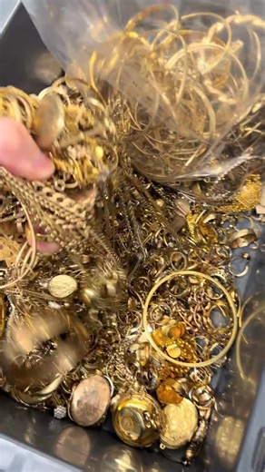 Nearly 6 kilos of scrap gold from one day at the counter. Every piece tested, weighed, and priced properly. Most people are shocked when they see how quickly it adds up! What do you think this lot is worth? #gold #scrapgold #goldvalue #weighinggold #goldtraders