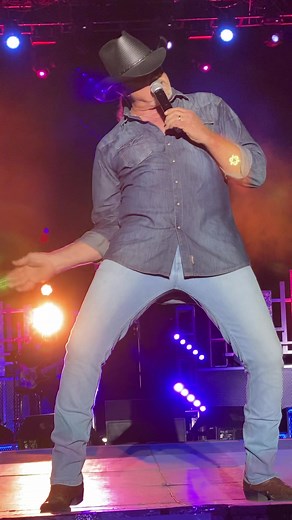 Trace Adkins Concert - Honky Tonk Badonkadonk Performance