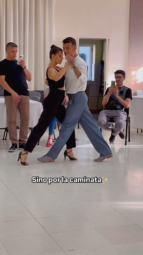 **🎭 El Secreto del Tango No Está en la Complejidad, Sino en la Caminata 🎭** Cuando se es principiante en tango, es fácil creer que el verdadero progreso se mide en la cantidad de secuencias complejas que se pueden ejecutar. Pero la realidad es otra: **el verdadero nivel de un bailarín se ve en su caminata.** 🚶‍♂️ La caminata es el alma del tango. 🎯 Es la base de la conexión, la elegancia y el control. 🔄 Es algo que nunca se deja de perfeccionar, porque ahí reside la calidad del movimiento y