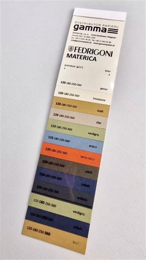 Gamma Papier on Instagram: "Fedrigoni Materica • Papier barwiony w masie • Uncoated (niepowlekany) -surowa, naturalna powierzchnia bez błyszczącej powłoki • Wyraźna tekstura - szorstkość i faktura są wyczuwalne dotykiem dzięki włóknom bawełnianym i pozostałym włóknom naturalnym • Bogate kolory - dostępny w 10 ciepłych, ziemistych odcieniach inspirowanych naturą • ok. 40% włókien CTMP (celuloza techniczna) • 20% materiałów z recyklingu • 25% czystej celulozy ECF • 15% włókien bawełnianych • papie