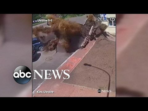 Water pipe bursts underground in Kiev, creates huge explosion