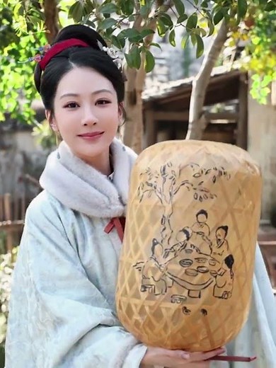 Our custom-painted lantern family portrait is here! #TheHeir #YangZi #家业 #杨紫