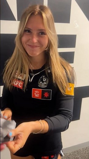 Asking players to sign their old Facebook profile photos 😂✍️