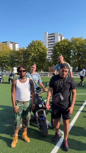 Ça arrive Fort @hornetlafrappe @letopsothug 🤝 Les Backstage du clip ici 👻 : eliottlilian • • • #eliottlilian #frere #pourtoi #reels #instagram #instagood # | Eliott Lilian