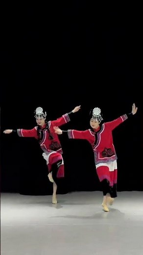 Joyful Naxi Dance to the Tune of Yunnan's Music