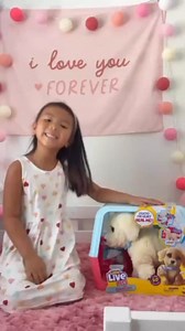 Little Live Pets Ouchies Cooper is a great way to teach kids about nurturing. #moosetoys #littlelivepets 🎥: @gizweezy | Moose Toys